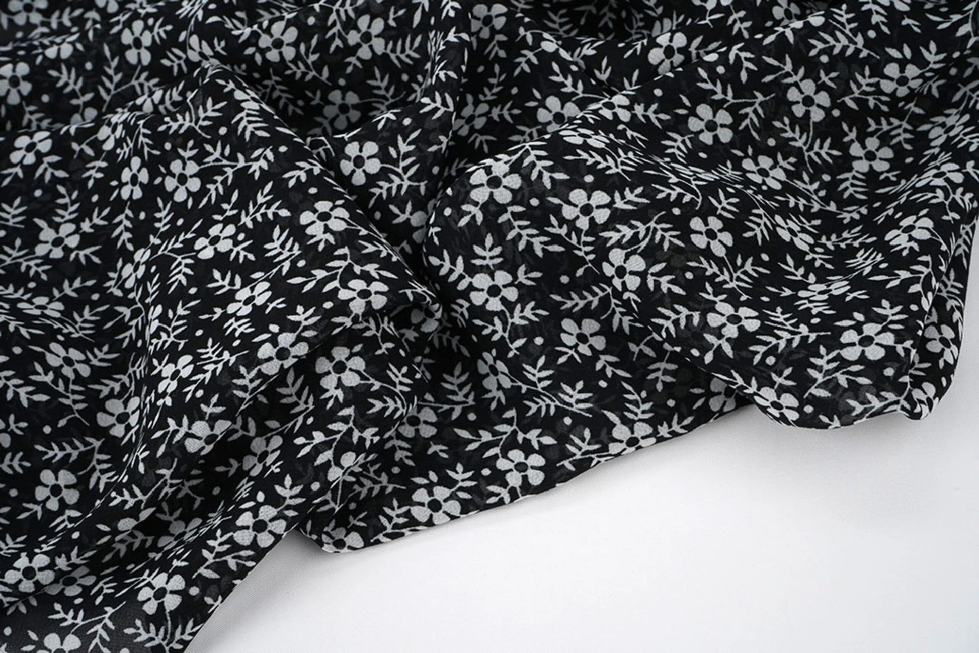 Chiffon - white flowers on a black background | 150 cm | 65 g/m²