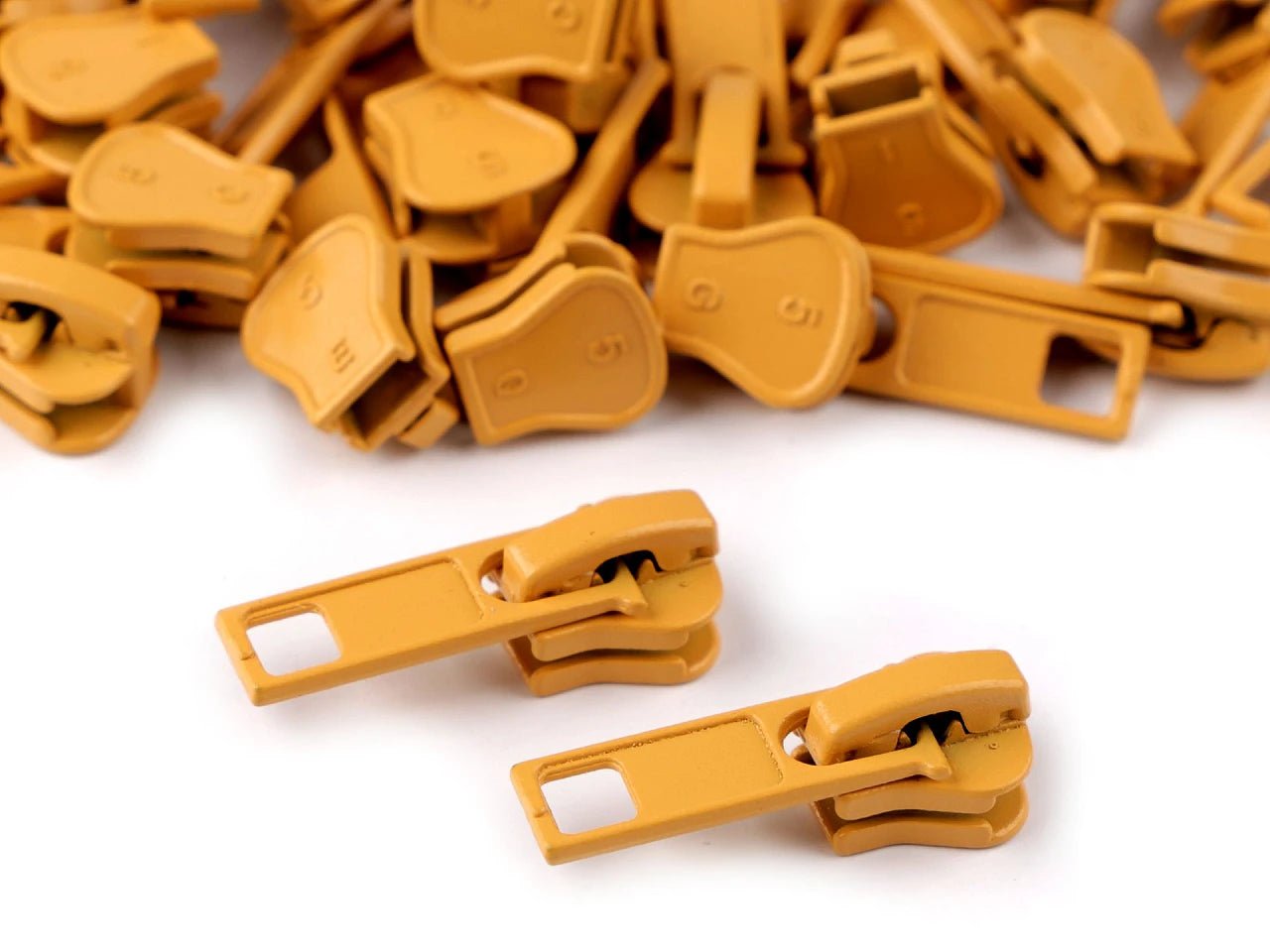 alt
Image with slider, plastic zipper puller No. 5 | assorted shades – available at Charlotte's Fabrics