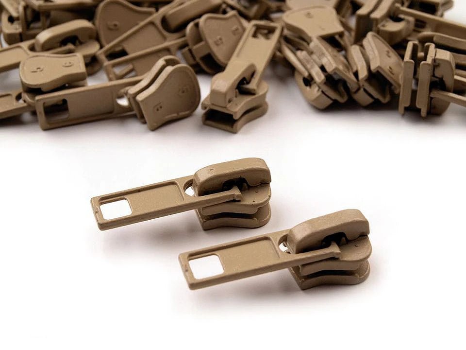 alt
Image with slider, plastic zipper pull for No. 5|various shades – available at Šarlotes audumi