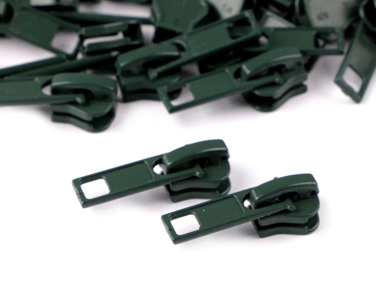 alt
Image with Slider, plastic zipper pull for size 5|various shades – available at Šarlotes audumi