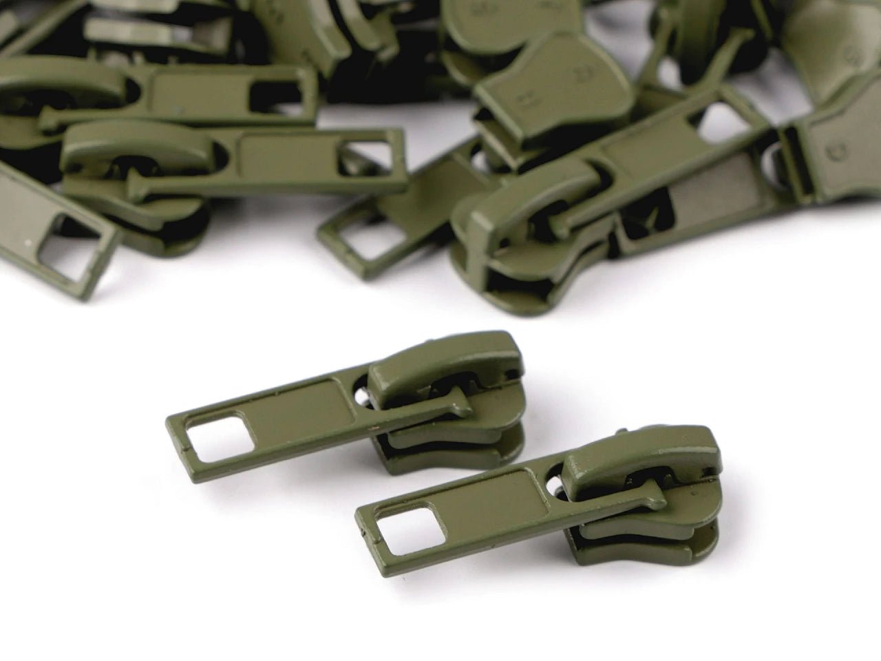 alt
Image of a slider, plastic zipper pull for No. 5|various shades – available at Šarlotes audumi