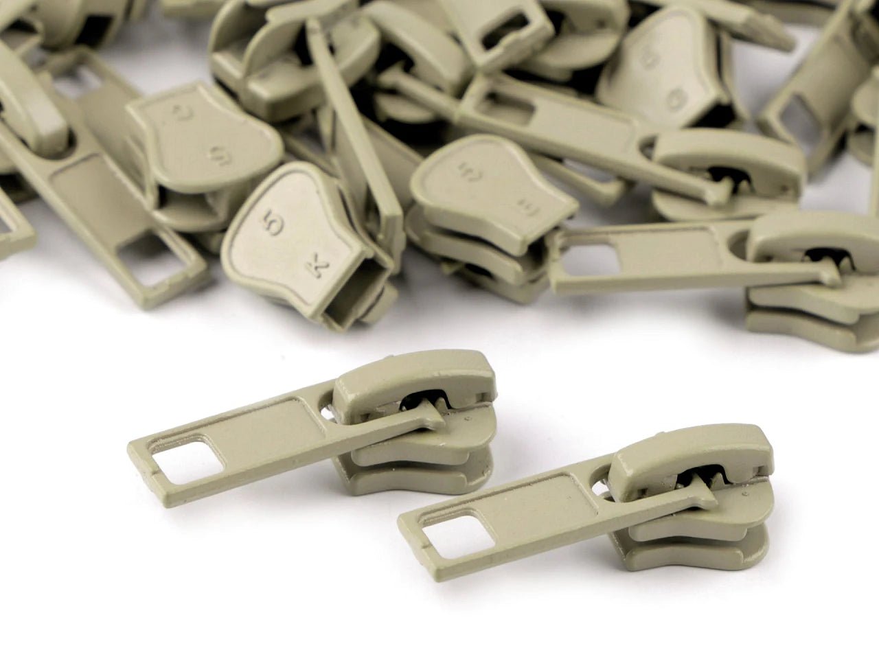 Image with Slider, plastic zipper pull no. 5|various shades – available at Šarlote Fabrics