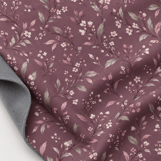 Tkanina softshell w kwiaty na tle w kolorze przygaszonego różu – dostępna online w Šarlotes audumi