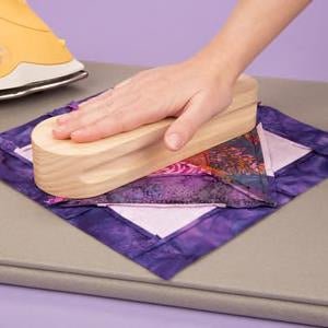 Zdjęcie przedstawiające dociskacz do szwów (clapper) 23.5 cm, drewniany – Bohin | do profesjonalnego prasowania – dostępny w Šarlotes audumi