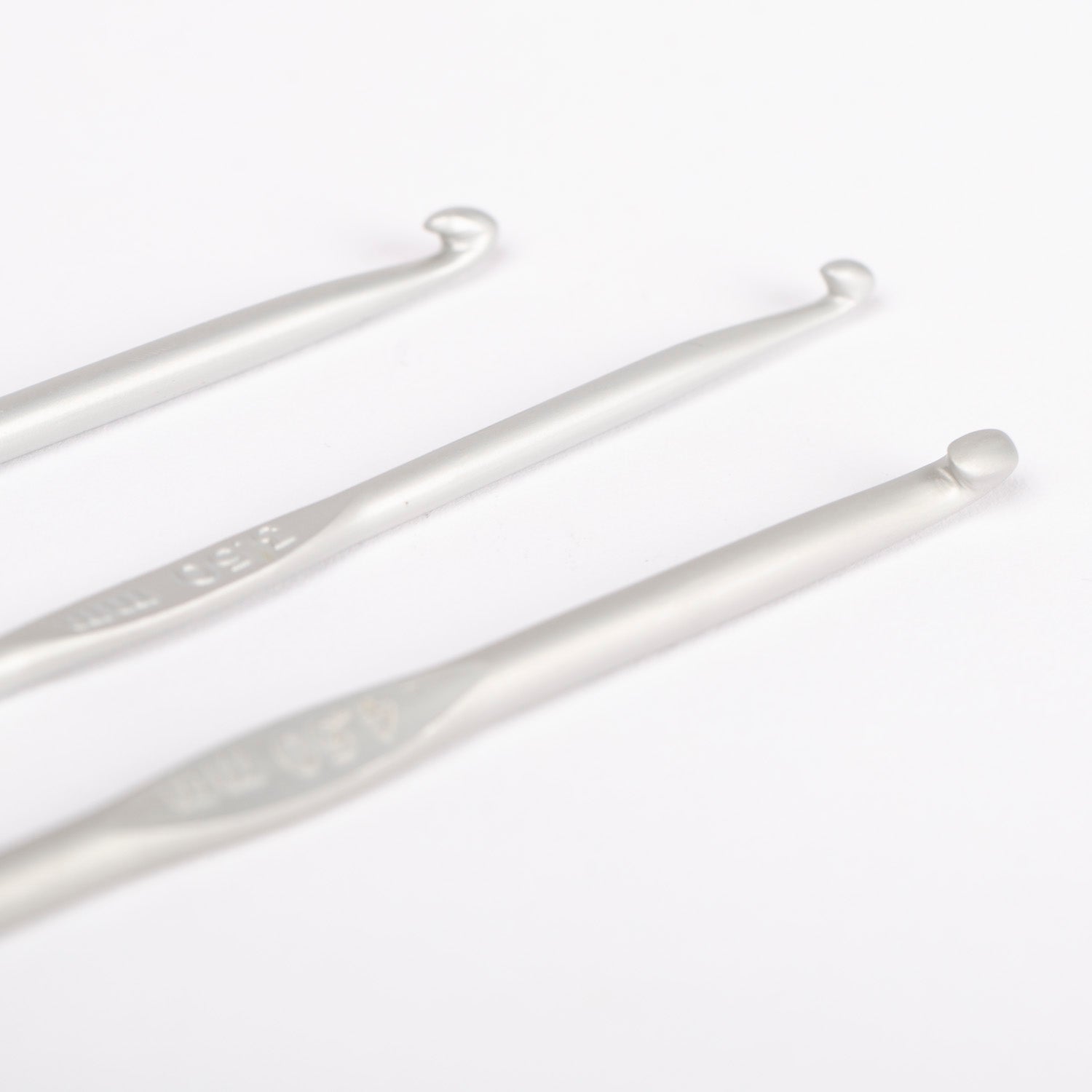 Image of a DROPS aluminum crochet hook | sizes 2–5 mm – available at Šarlotes audumi