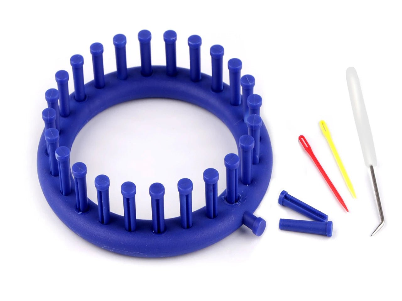 Zdjęcie z okrągłą ramą dziewiarską Tapošanas (Knitting Loom) do czapek i szalików – Ø14 cm – dostępne w Šarlotes audumi