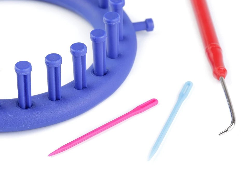 Zdjęcie okrągłej ramki dziewiarskiej Tapošanas (Knitting Loom) do czapek i szalików – Ø14 cm – dostępne w Šarlotes audumi