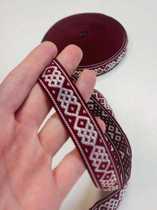 Obraz z ludową taśmą, paskiem 20mm bordo z białym – dostępne online w Šarlotes audumi