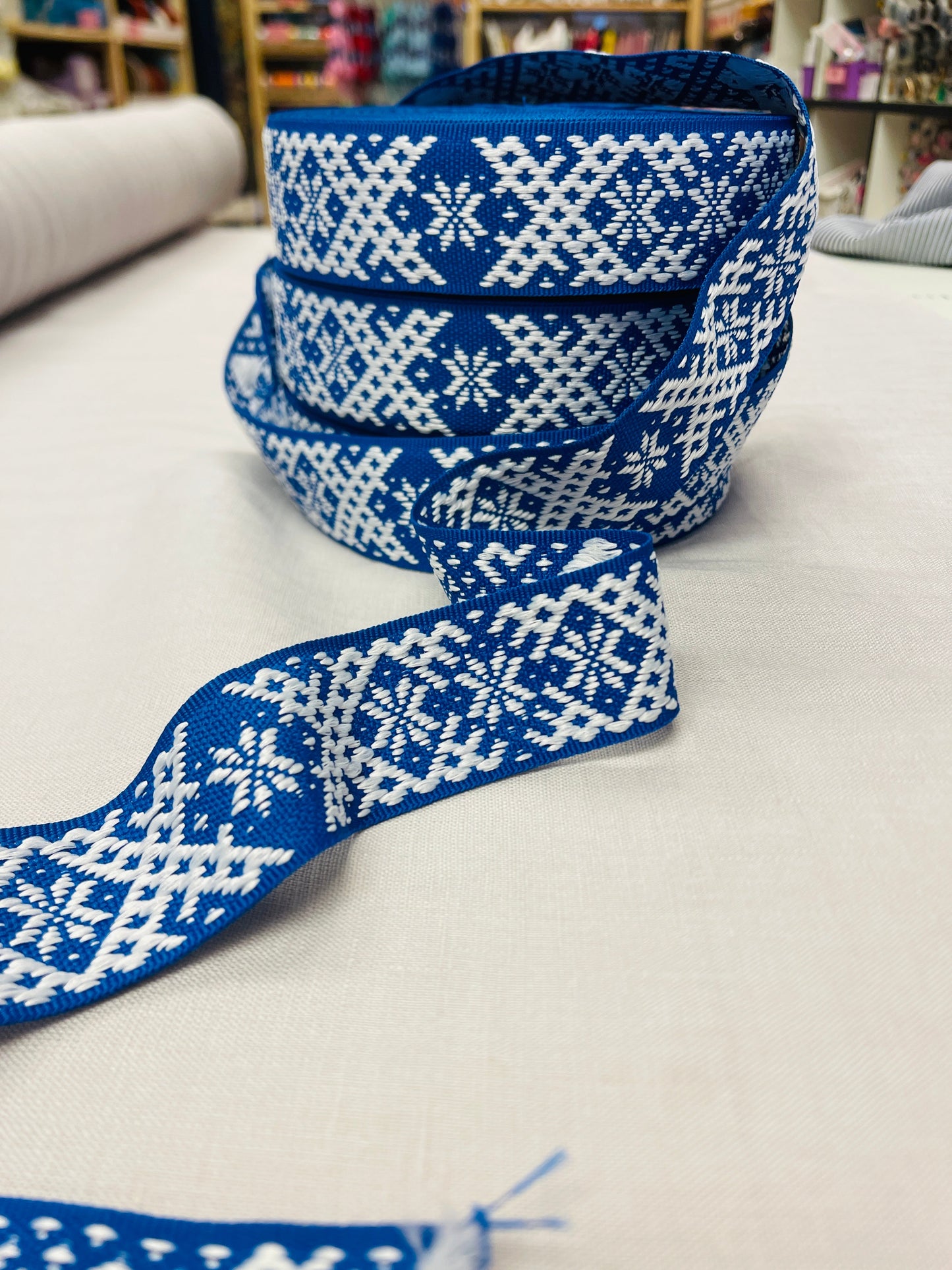 Zdjęcie z folklorystyczną wstążką, pasek 40 mm – chabrowy niebieski – LV – dostępne w Šarlotes audumi