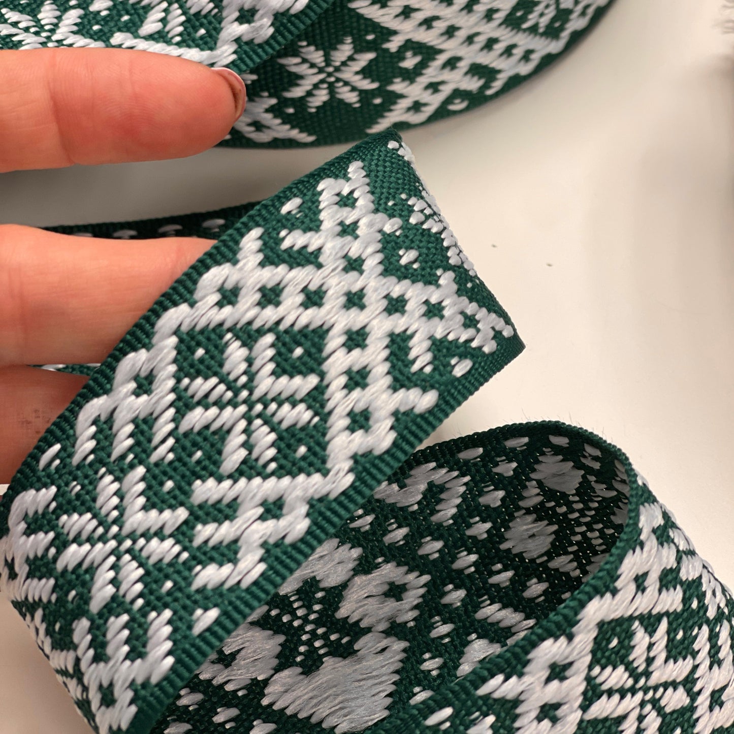 Attēls ar Tautiskā lente, josta 40mm-zaļa-LV – pieejams internetā Šarlotes audumi