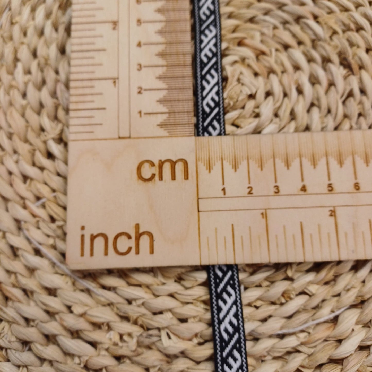 Ludowa wstążka, wzór Ūsiņš 12 mm, czarna, LV