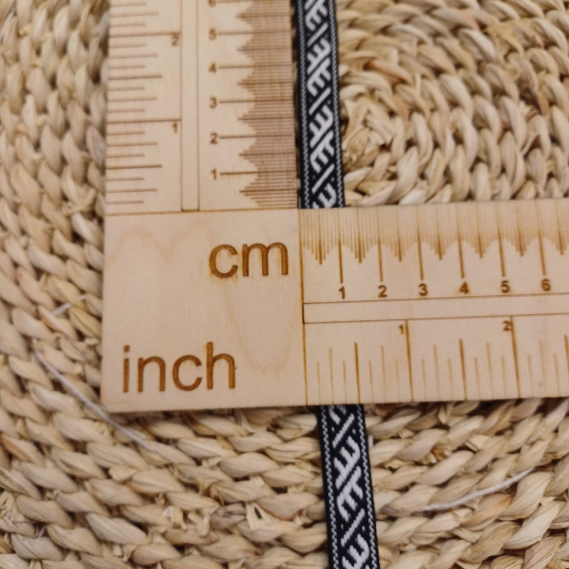 Ludowa wstążka, wzór Ūsiņš 12 mm, czarna, LV