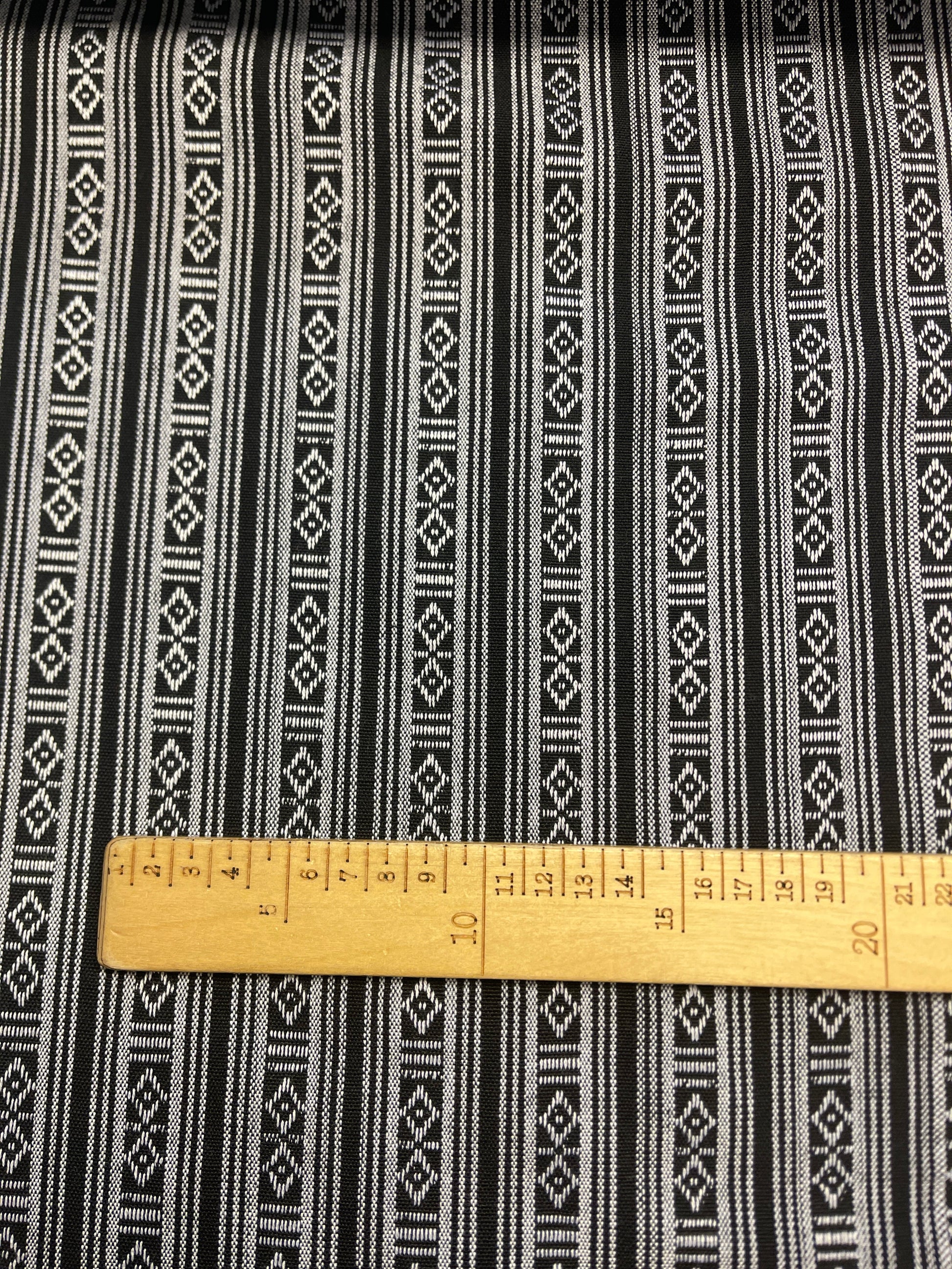 alt
Image with traditional pattern fabric - black with white 200 g/m² – available at Šarlotes audumi
