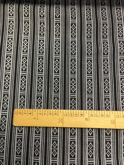 alt
Image with traditional pattern fabric - black with white 200 g/m² – available at Šarlotes audumi