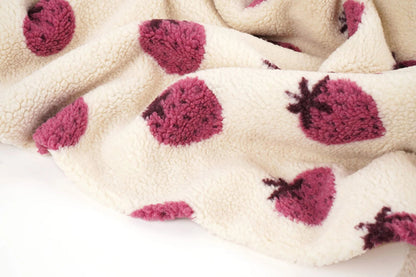 Tkanina Teddy fleece w truskawki – dostępna online w Šarlotes audumi