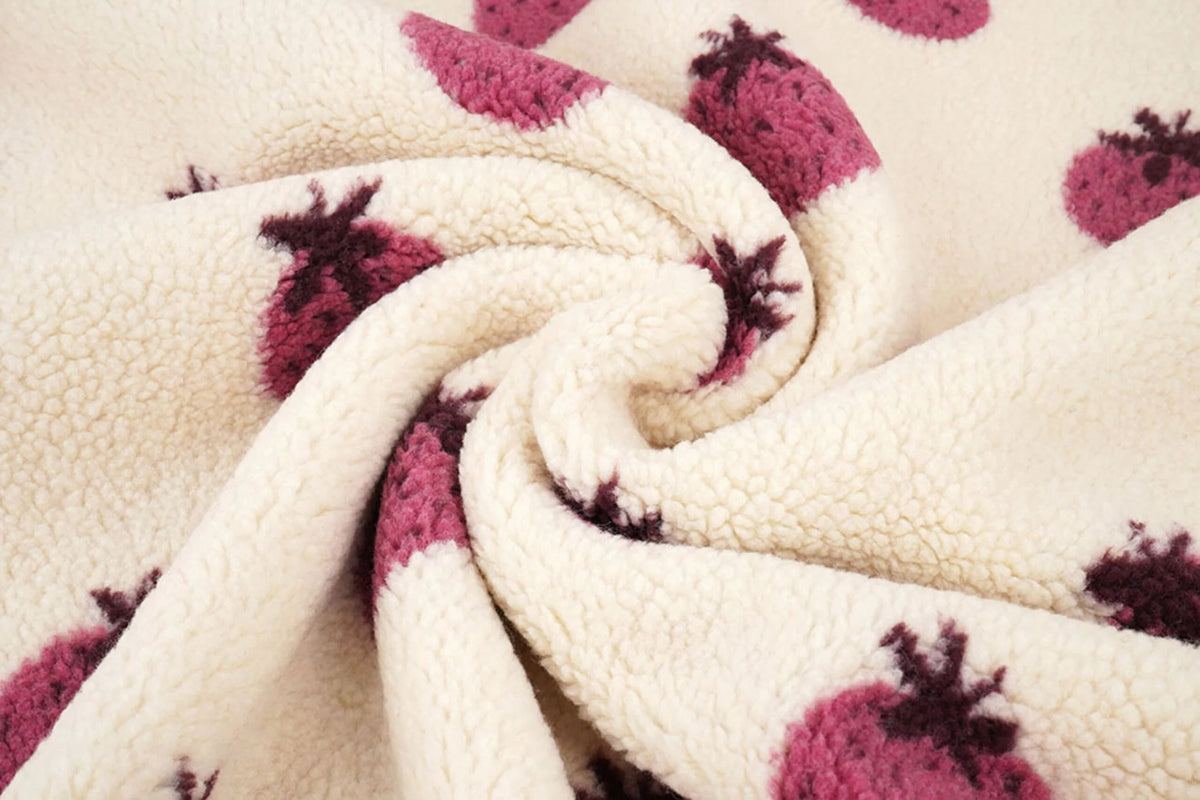 Tkanina Teddy fleece w truskawki – dostępna online w Šarlotes audumi