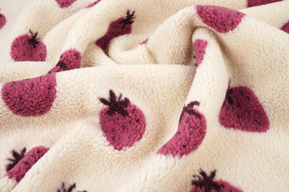 Tkanina Teddy fleece w truskawki – dostępna online w Šarlotes audumi