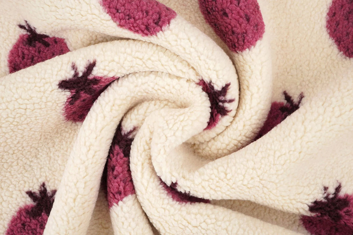 Tkanina Teddy fleece w truskawki – dostępna online w Šarlotes audumi