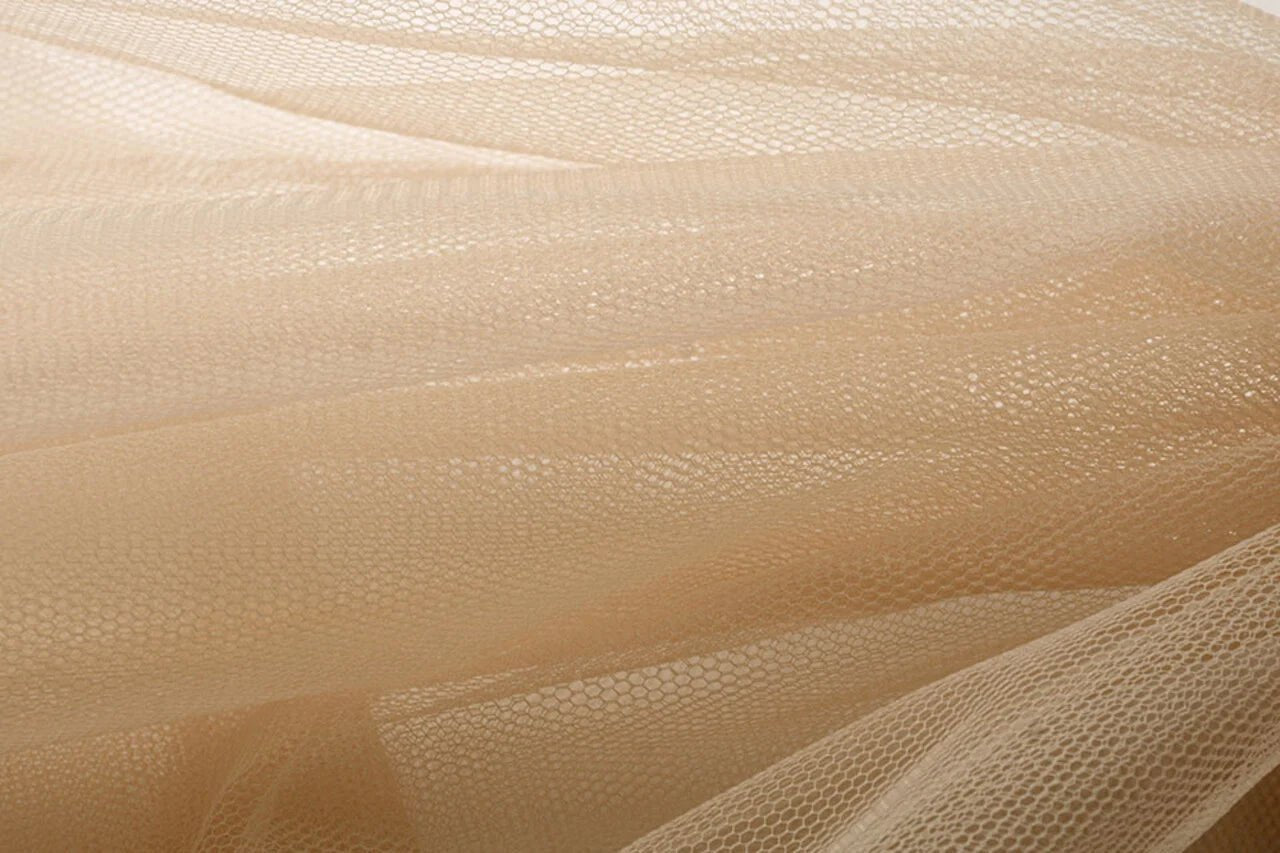 alt
Image of Tills firm – roasted almond tone | 100% nylon |20 g/m² 150 cm – available at Charlotte's Fabrics