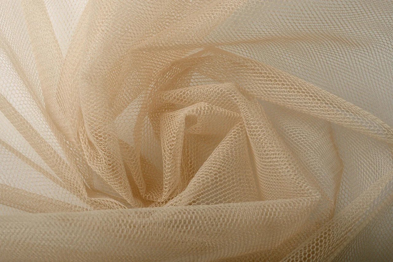 Image of stiff tulle – roasted almond shade | 100% nylon | 20 g/m² 150 cm – available at Šarlotes audumi