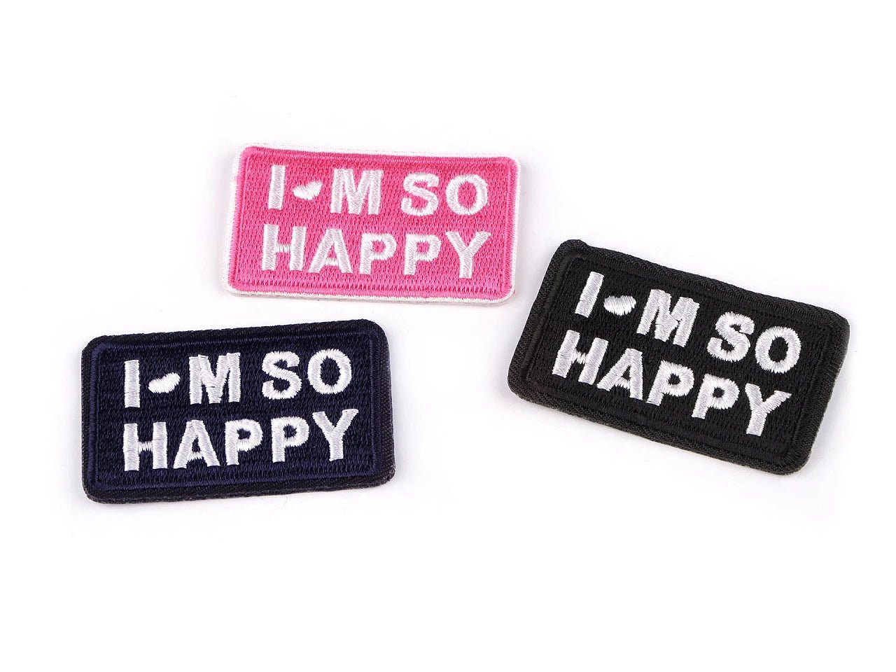 Attēls ar Uzgludināma aplikācija “I’M SO HAPPY” – 3 × 5 cm – pieejams internetā Šarlotes audumi