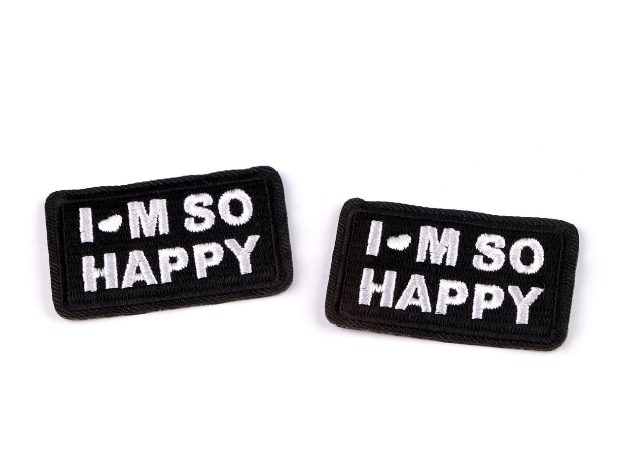 Attēls ar Uzgludināma aplikācija “I’M SO HAPPY” – 3 × 5 cm – pieejams internetā Šarlotes audumi
