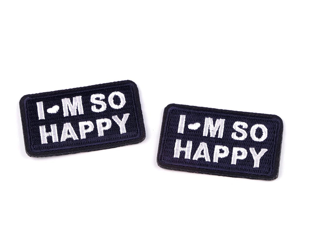 Attēls ar Uzgludināma aplikācija “I’M SO HAPPY” – 3 × 5 cm – pieejams internetā Šarlotes audumi