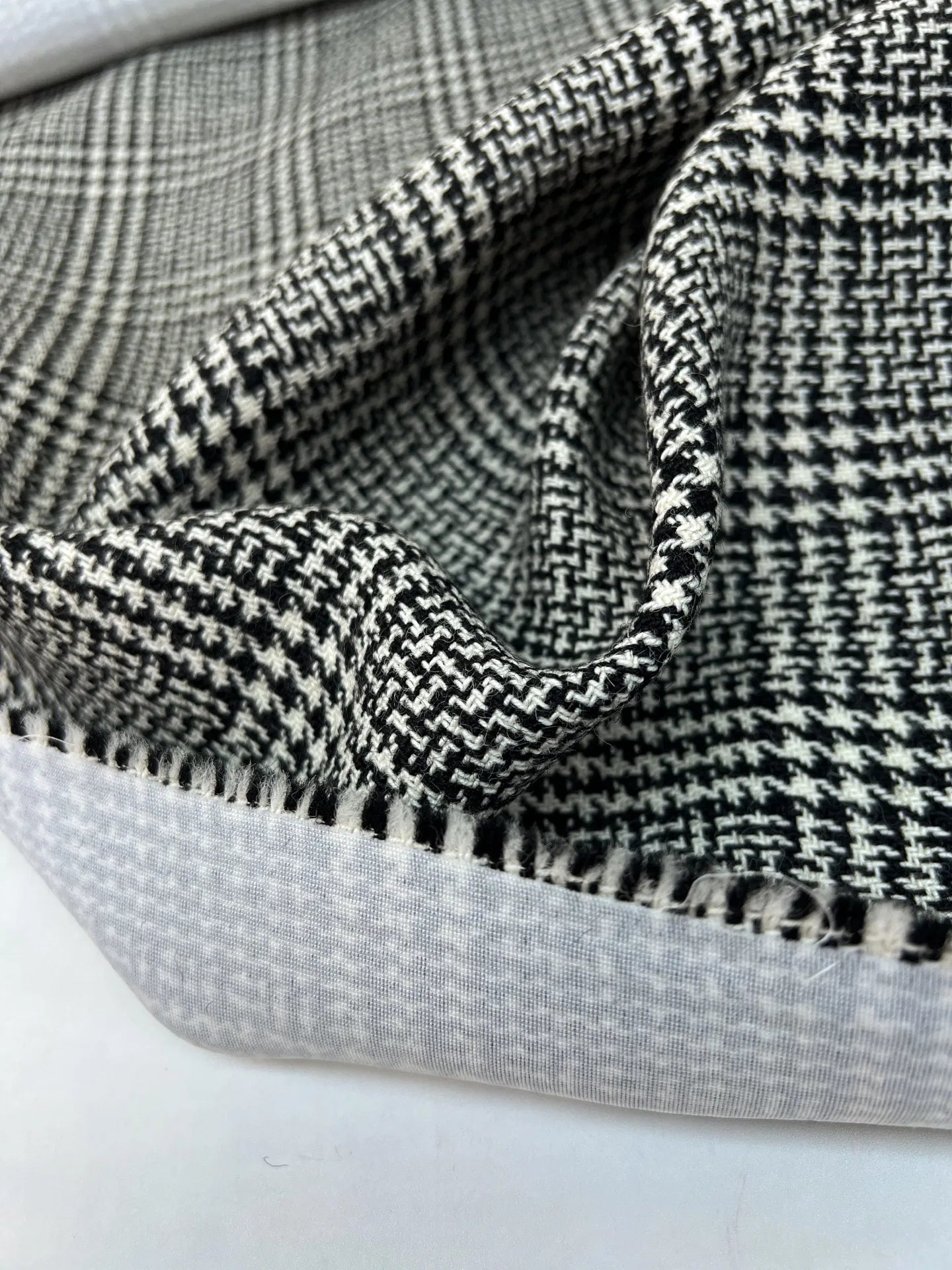 Wool tweed - black and white 480 g/m²