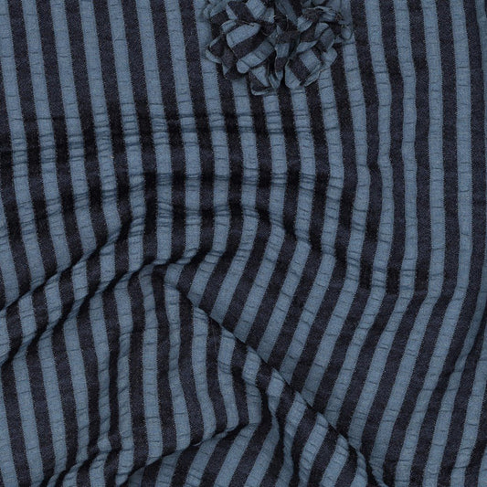 Tkanina wiskozowa w paski i kwiatowy wzór – ciemnoniebieska 130 g/m² – dostępna w Šarlotes audumi