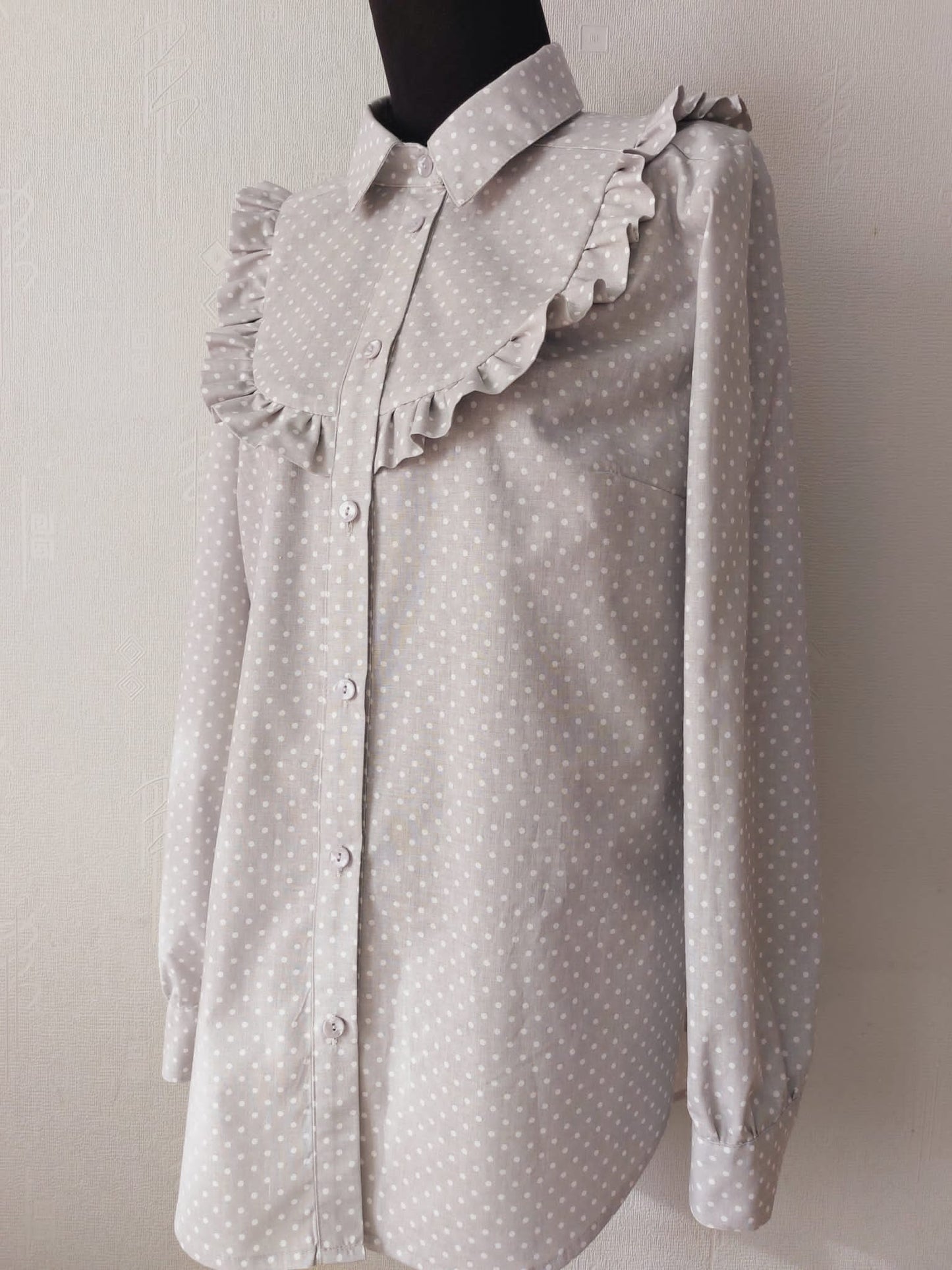 100% cotton fabric-white polka dots on a gray background (4 mm) 130 g/m²
