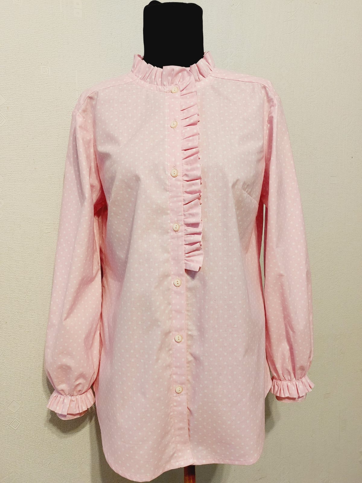 100% Cotton fabric-white polka dots on a pink background (4 mm) 130 g/m²