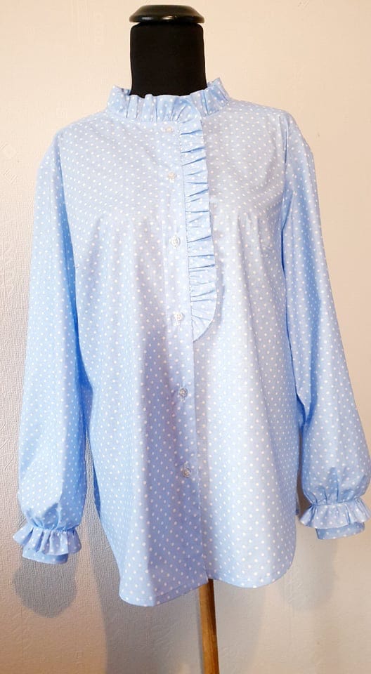 100% cotton fabric-white dots on a blue background (4 mm) 130 g/m²