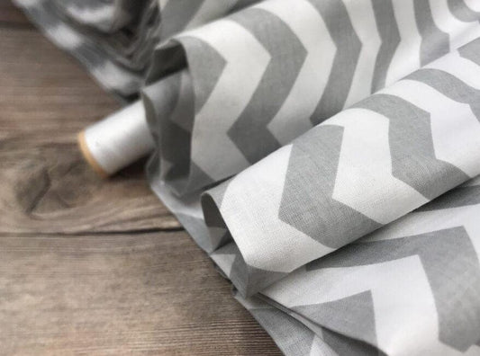 100% Cotton fabric - white and gray zigzags 130 g/m²