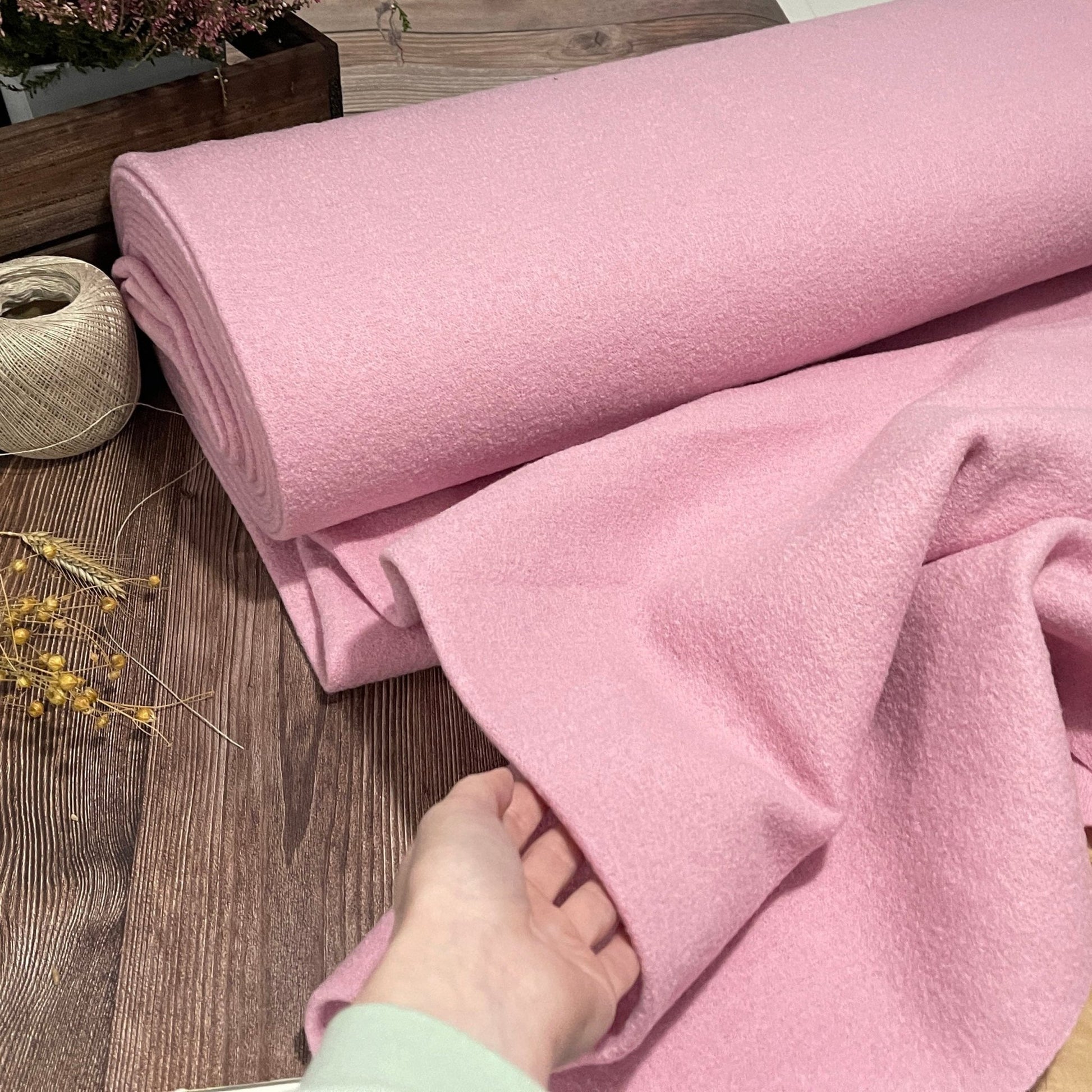 100% wool fabric - pink 385 g/m²