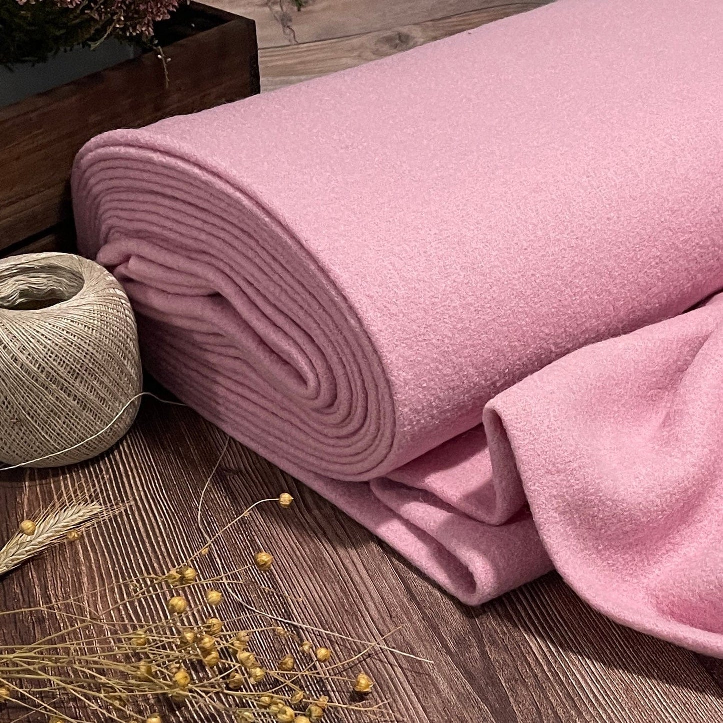 100% wool fabric - pink 385 g/m²