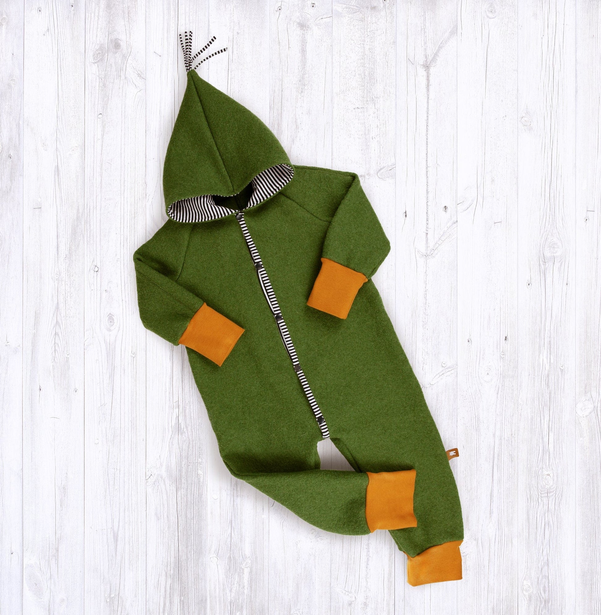100% wool fabric - warm green 385 g/m²