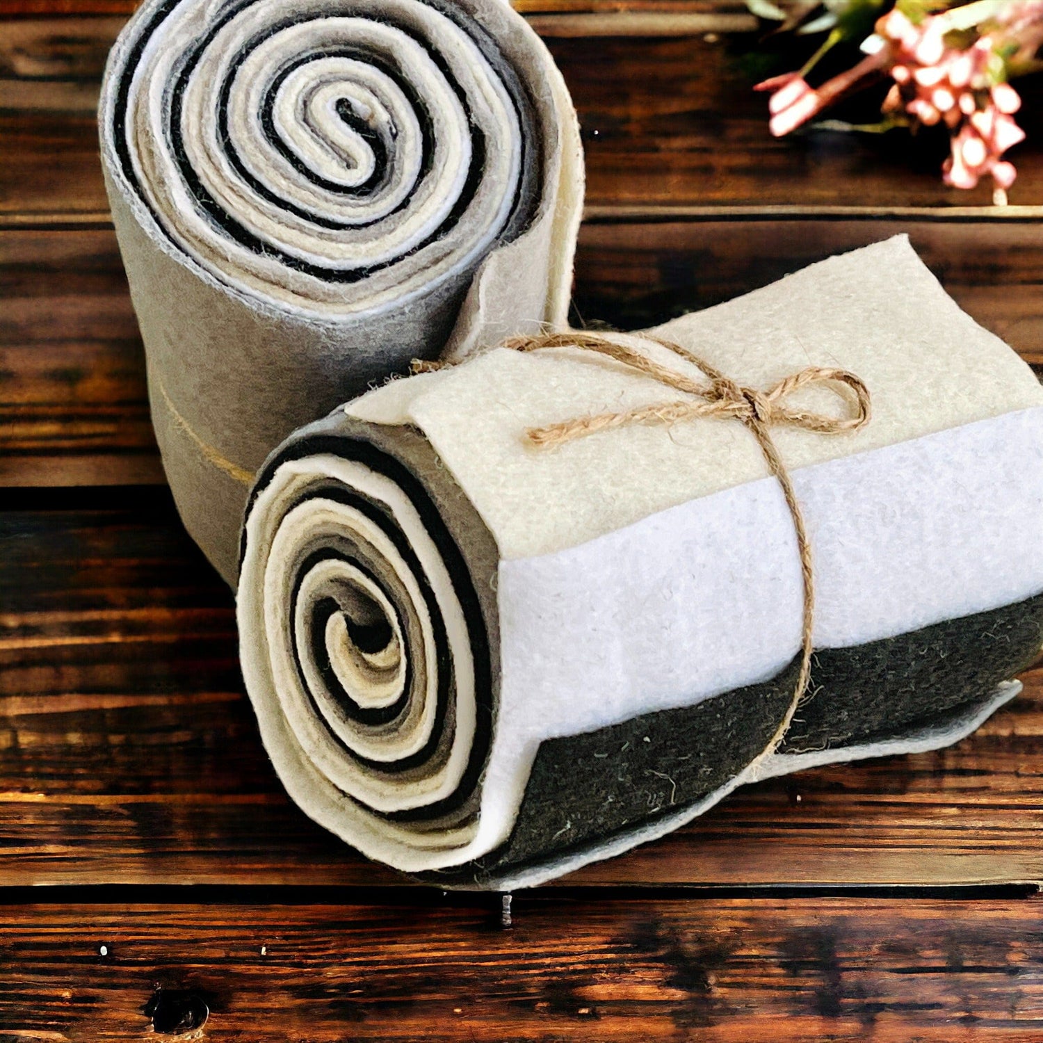 Felt roll - black and white tones
