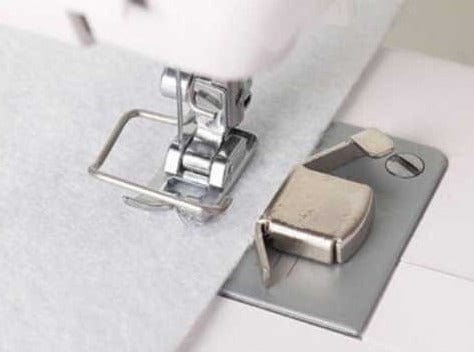 Magnetic guide for straight seams